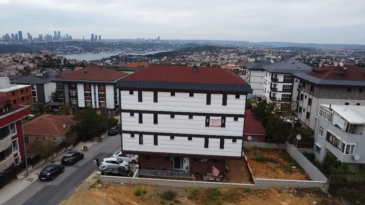 İnce Apartmanı